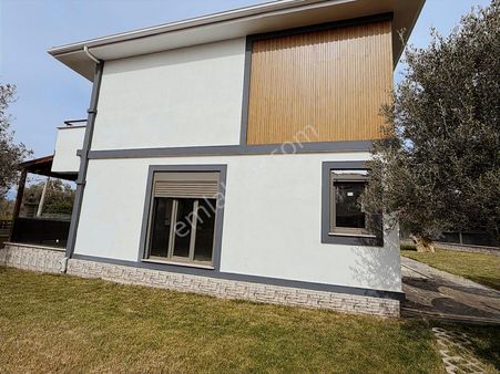 Pelitköy Sahilinde Site İçerisinde Villa