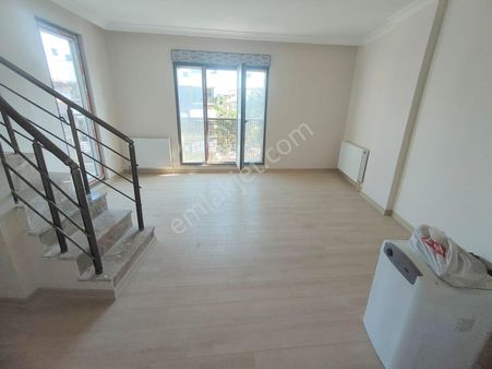 Emlak Dünyasından Küçükyalıda Satılık 2+2 135 M2 Sıfır Dubleks