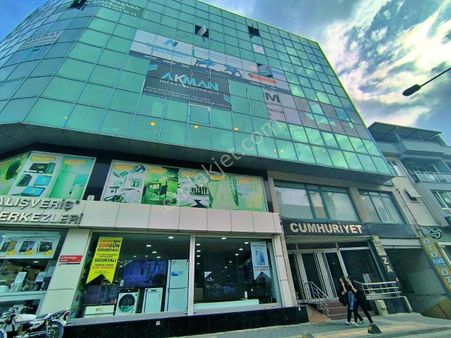 Uytundan Edremit Meydan Plazada 1+1 Ayrı Mutfaklı Kiralık Dükkan