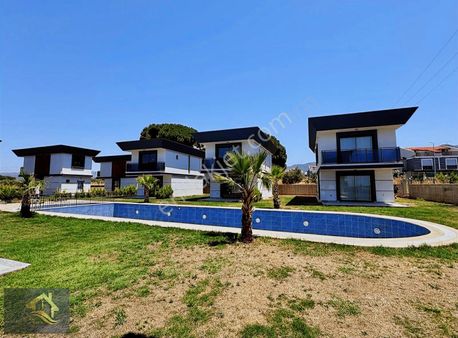 Kuşadası Davutlar'da Ortak Havuzlu Satılık 3+1 Müstakil Villa