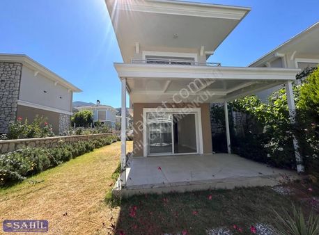 Sahil Emlak'tan Havuzlu Site Güvenlikli Otoparklı Yazlık Villa