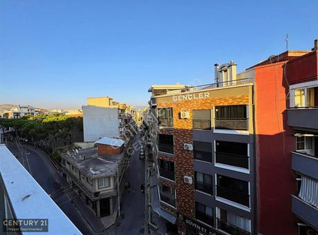 Karşıyaka Şemikler'de Merkezi Konumda Boş 2+1 Satılık Daire