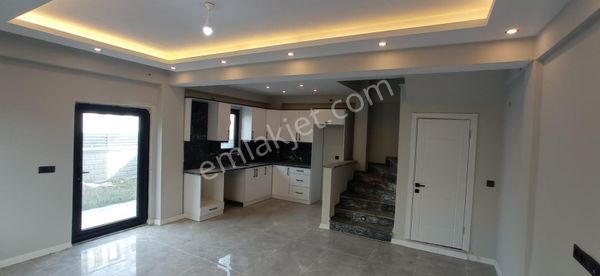 Kiralık 3+1 Yalı Mahallesi Mustakil Bahçe Kullanımlı Villa