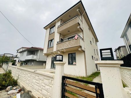 Karasu Çiğdem Emlaktan...sıfır Yerden Isıtma & 3.kat 1+1