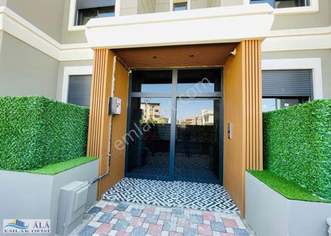 Divavesta'dan Menderes'de Site'de Havuz Manzaralı Kiralık Daire