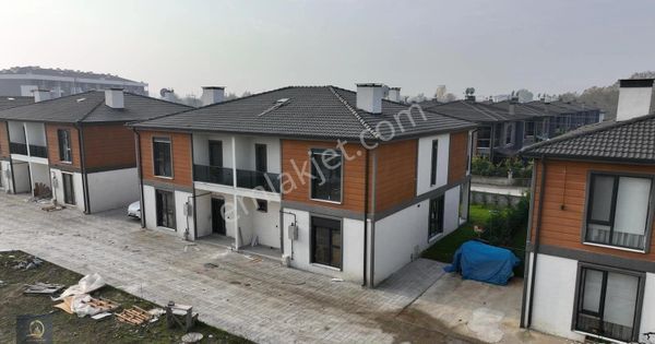 Öğretmen'den Emirgan Koru Sitesi'nde Lüks Fırsat 4+1 Villa