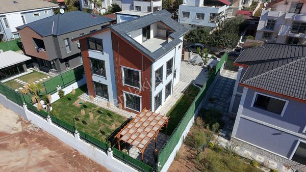 Çınarlıda 417 M2 İçinde 5+1 Özel Tasarım Süperlüks Satılık Villa