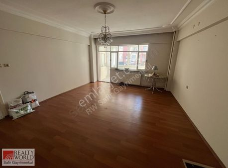 Hacıkaplanlar Mahallesinde Cadde Üzerinde Kiralık 3+1 Daire