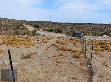Zeki Emlak'tan Yuntdağ Yenice'de Asfalt Cehpeli Satılık Tarla