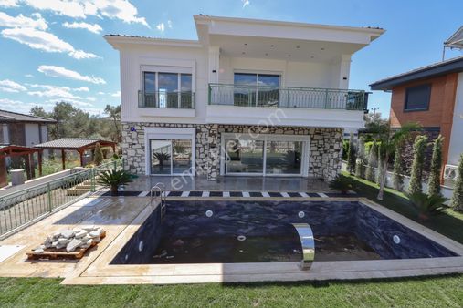 Güre'de 470 M2 Arsa İçinde Satılık Havuzlu 4+1 Villa