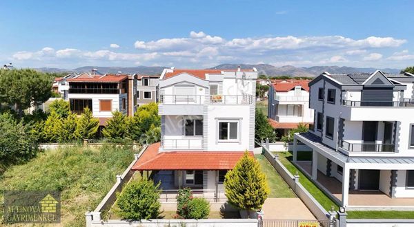 Altınova İskelenin En Gözde Yerinde Park Cepheli 5+1 Villa
