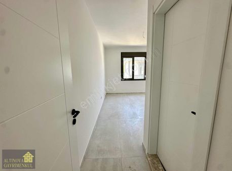 Altınova Sahilde Cadde Üzeri Havuzlu Site İçi 3+1 Geniş Villa