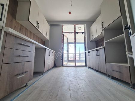 Yakacık'da Bulvar Manzaralı Teras Balkonlu İskanlı Sıfır 3,5+1