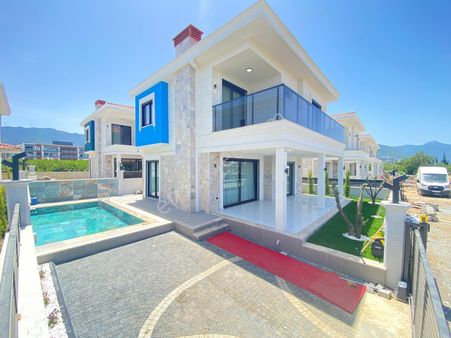 Davutlar'da Müstakil Özel Havuzlu 3+1 Satılık Villa