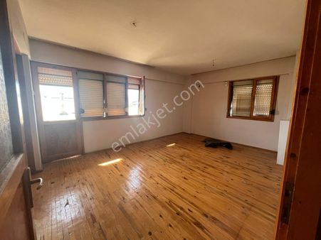 Buca İşçievleri Yiğitler Mahallesinde 2+1 95m2 Ayrı Mutfak Arakat Klasik Kiralık Daire