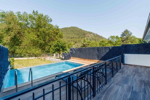 Çamlı Sezonluk Kiralık Eşyalı Havuzlu Villa