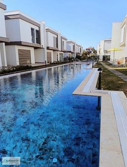 Kuşadası Sitelerde Yolunaltı Sıfır 3+1 Köşekonum Bahçeli Satılık