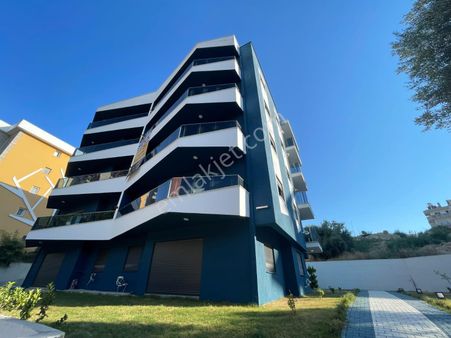 Kuşadası'nda Havuzlu Tek Blok 1+1 Daire