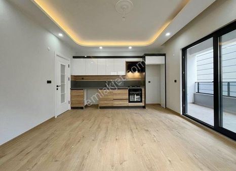 Parladan Zerafeti İle Öne Çıkan Geniş M²'de Sıfır 1+1 Daire