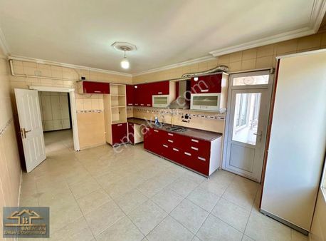 Babacandan Karaköprü Karşıyaka'da Cadde Üstü 4+1 Ara Kat Daire