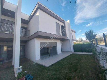 Davutlar'da Yolun Alt Tarafında Denize 800 Metre Mesafe'de 3+1 Lüks Satılık Villa