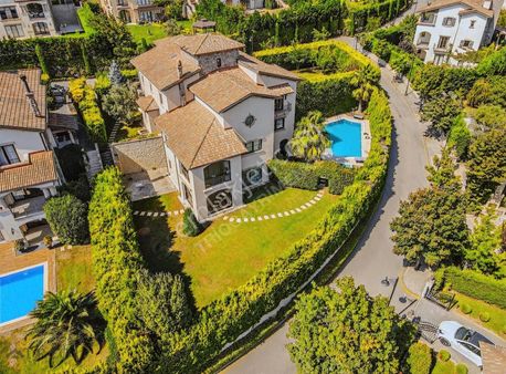 Toskana Vadisi Prestijli Konumda Özel Mimari 9+2 Satılık Villa