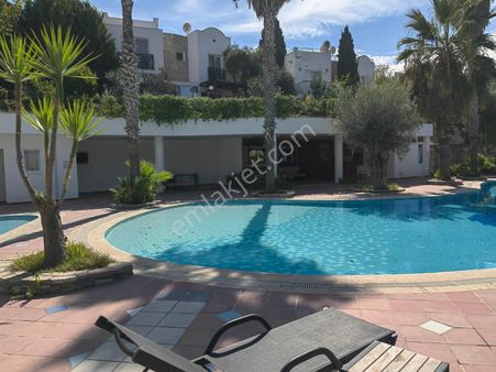 Kuşadası Merkezde Güvenlikli Havuzlu Site İçinde Müstakil 3+1 Özel Villa