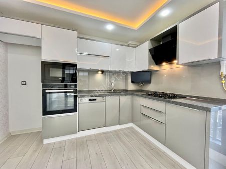 Gümüşden Ultra Lüx Tasarımlı Arakat Geniş Cam Balkonlu 1+1 Daire