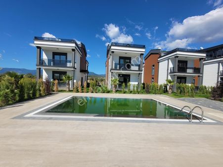 Akman'dan Edremit Hamidiye Mahallesinde Satılık Havuzlu Villa