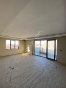 Vali Mithat Bey Mahallesinde Site İçi Geniş 4+1 Satılık Daire