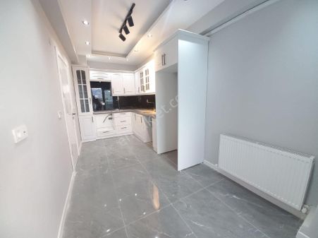 Bergama Atatürk Mah Sıfır Kapalı Mutfak Doğalgazlı Asansörlü Ara Kat 2+1 Geniş Daire Satılık