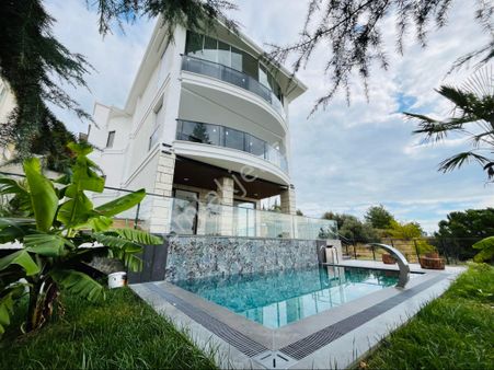 Altınoluk Havuzlu Asansörlü Bahçeli Lebi Derya Deniz Ve Dağ Manzaralı Müstakil Triblex Villa