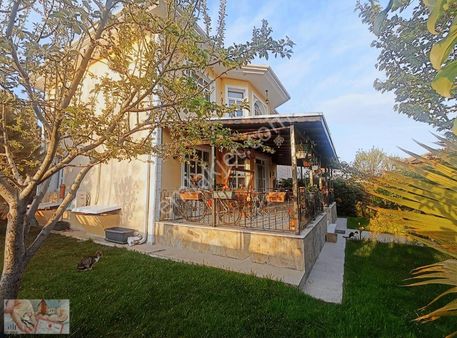 Site İçerisinde Satılık Havuzlu 7+2 Villa