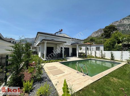 Kemer Arslanbucak'ta Doğa İçerisinde 4+1 Satılık Havuzlu Villa