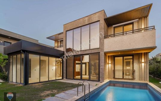Kuşadası Avm Yanında Satılık Özel Havuzlu Villa