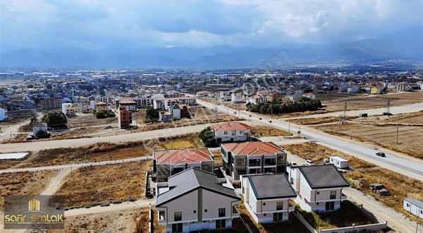 Akhisar'da Saray Lükslüğünde Satılık Üç Katlı Villalar