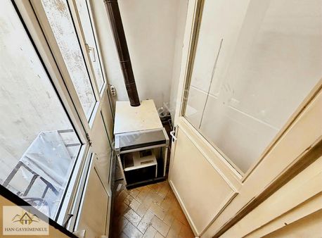 Han Emlak'tan Burhaniye Meydan'da Kiralık 3+1 Ayrı Mutfak Daire