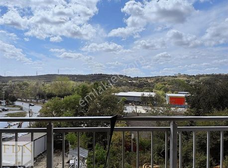 Kemerburgazda Sitede Metroya Yakın Manzaralı 2+1 Satılık Daire