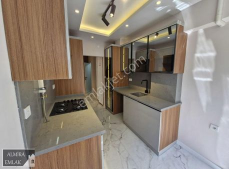 İnönü Caddesi Arka Sokağında 3+1 125m2 Ara Kat Köşe Daire