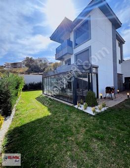 3 Foça'da Kapalı Havuzlu, Ful Akıllı Sistemli Lüks Villa!