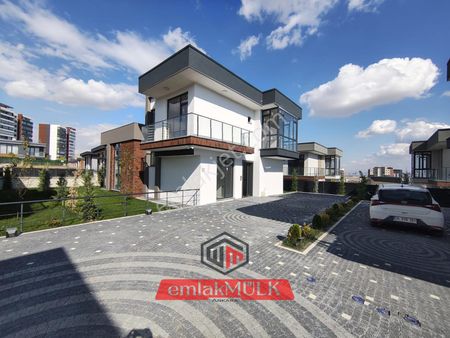 Emlak Mülk'ten Yeni Bağlıca'da 4+1 Satılık Prestijli Villa!!!