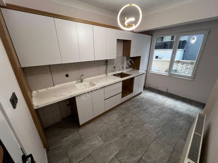 Parladan Pazar Sokağında Denize 100 Metre Satılık 2+1daire