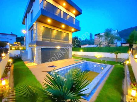 Davutlarda Özel Havuzlu Asansörlü Tek Müstakil 4+1 Bahçeli Villa