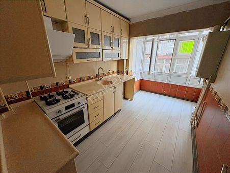 M.çakmak Mah 3+1 1. Ara Katta Merkezi Konumda 130m2 Yapılı Daire