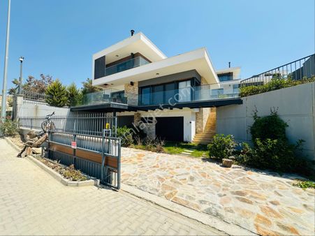 Soğucakta 850m2 Bahçe Asansörlü Acil Satılık Köşe Villa