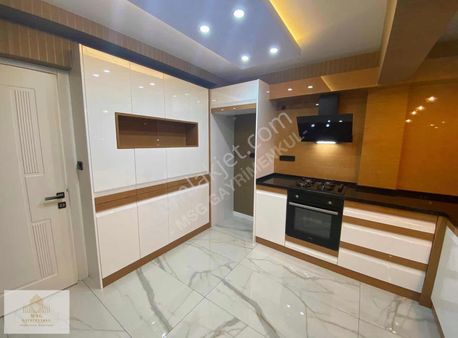 -msg'den Balçovada Sakarya Caddesi Yakını /arakat, Otoparklı 3+1