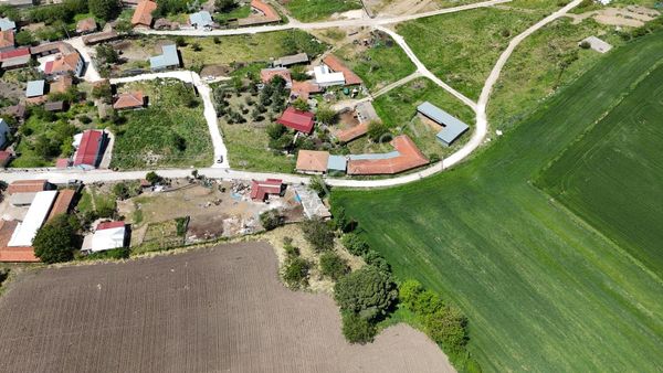 Manyas Eşen'de İçerisinde Müstakil Ev Olan 440 M2 Satılık Arsa
