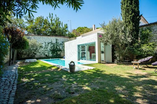 Alaçatı Çamlık Yolda 100 Yıllık Taş Ev 419 M2 Arsa Özel Havuz