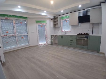 Kızıltoprak'ta Doğalgazlı Ara Katta Geniş 1+1 Sıfır Daıre