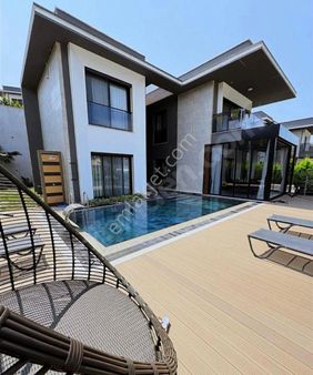 Kuşadası Değirmendere'de 500 M² Bahçeli Havuzlu Doğalgazlı Villa